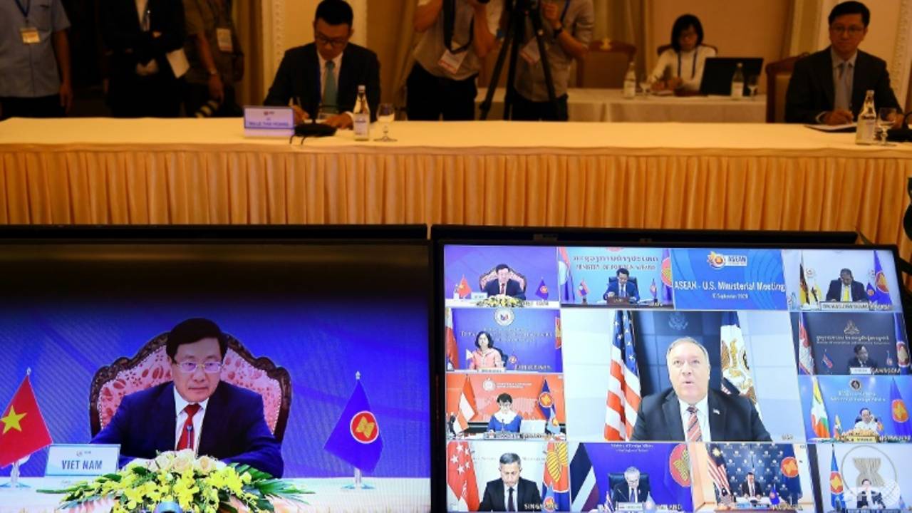 Pompeo urges Southeast Asia to shun Chinese firms working in South China Sea Pompeo urges Southeast Asia to shun Chinese firms working in South China Sea